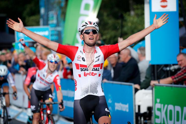 Belgieren Tiesj Benoot jubler over sejren på 1. etape i PostNord Danmark Rundt, og bag ham deler landsmanden og holdkammeraten Jasper De Buyst hans glæde. Foto: Jens Dresling/POLFOTO