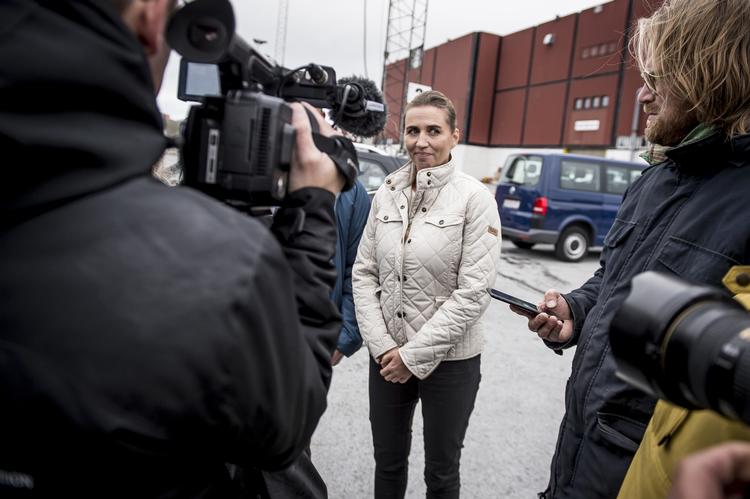 
    Absurd. Det var under besøget i Nuuk, det hele startede. Statsminister Mette Frederiksen kaldte ideen om at sælge Grønland absurd. Da de ord nåede Det Hvide Hus startede Trumps ordkrig mod Danmark.
 Foto: Mads Claus Rasmussen/Ritzau Scanpix