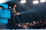 Man sluger det råt, når Hasan Minhaj med jokes spidder den amerikanske spilindustri. Foto: Netflix