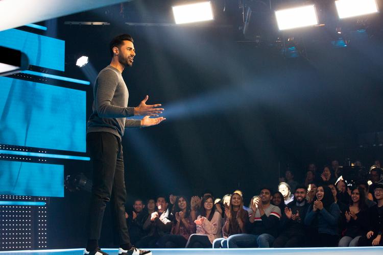 Man sluger det råt, når Hasan Minhaj med jokes spidder den amerikanske spilindustri. Foto: Netflix