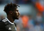 
Siden Bakery Jatta i sommeren 2016 skrev kontrakt med Hamburger SV, er han blevet en fanfavorit på grund af sit ydmyge væsen og spektakulære spil. Tilhængerne står bag ham i den tunge sag om hans identitet og har taktfast råbt »Bakery, Bakery, Bakery« til kampe og under træninger – en gestus, han har takket grundigt for med mange klapsalver ud mod fansene. Foto: Hannibal Hanschke/Ritzau Scanpix