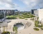 Den nye Karen Blixens Plads i Ørestaden skal være samlingspunkt for tusindvis af studerende på Københavns Universitet. Foto: Rasmus Hjortshøj (presse)