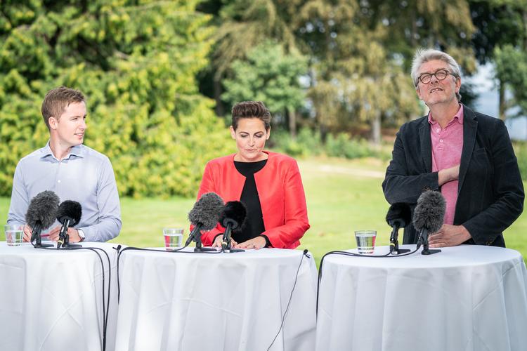 Gruppeformand Jacob Mark, formand Pia Olsen Dyhr og politisk ordfører Karsten Hønge fra SF holdt tidligere i dag pressemøde efter sommergruppemødet på Konventum i Helsingør. Foto: Niels Christian Vilmann/Ritzau Scanpix