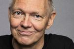 Det traumatiske stof får en humoristisk drejning i lakoniske vendinger. Der er mange måder at komme væk fra smerten på, og forfatteren Erling Jepsen har fundet sin egen litterære metode med humoren som effektivt våben. Og så har han dramatikerens sans for scener og replikker. Foto: Robin Skjoldborg/PR