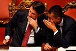  Italiens nu afgåede regeringsleder Giuseppe Conte (tv.) og Femstjernebevægelsens Luigi Di Maio pønser nu på at danne en ny regering i koalition med blandt andre centrumvenstrepartiet Demokraterne for at undgå nyvalg og for at holde Salvini fra magten.
   Foto: Andreas Solaro/Ritzau Scanpix