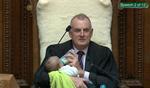 Trevor Mallard, der er formand for parlamentet i New Zealand madede et parlamentemedlems en måneder gamle baby under en debat i parlamentet i går.  Foto: Handout/Ritzau Scanpix
