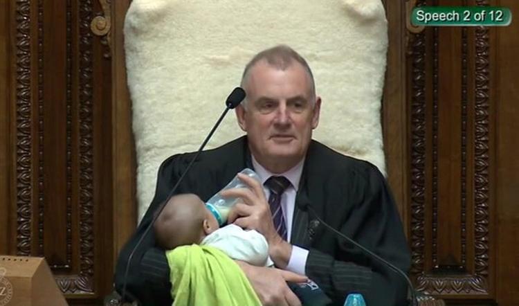 Trevor Mallard, der er formand for parlamentet i New Zealand madede et parlamentemedlems en måneder gamle baby under en debat i parlamentet i går.  Foto: Handout/Ritzau Scanpix