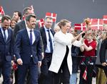 Kronprins Frederik og statsminister Mette Frederiksen (S) efter indvielsen af Horns Rev 3, Danmarks største havvindmøllepark, på havnen i Hvide Sande torsdag. Vindmølleparken har 49 havmøller. Foto: Henning Bagger/Ritzau Scanpix