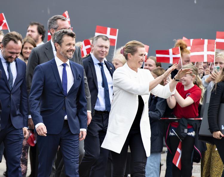 Kronprins Frederik og statsminister Mette Frederiksen (S) efter indvielsen af Horns Rev 3, Danmarks største havvindmøllepark, på havnen i Hvide Sande torsdag. Vindmølleparken har 49 havmøller. Foto: Henning Bagger/Ritzau Scanpix