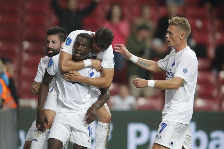 På et oplæg fra debutanten Michael Santos (tv.) scorede 17-årige Mohamed Daramy det vigtige 3-1-mål i overtiden. Foto: Jens Dresling/POLFOTO