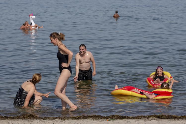 Der bliver mulighed for en tur på stranden i weekenden. Foto: Emma Sejersen/POLFOTO