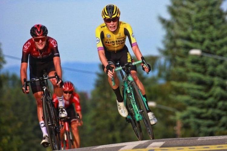 Jonas Vingegaard afviser frusseren Pavel Sivakov i finalen på 6. etape i Polen Rundt. Foto: ATCommunication. 