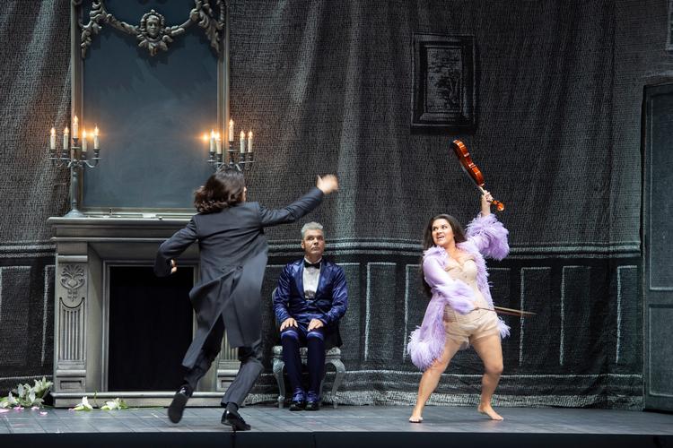 Kathryn Lewek som Eurydike tager violinen fra Orfeus - sunget af Joel Prieto - mens skuespilleren Max Hopp ser til. Foto: Monika Rittershaus