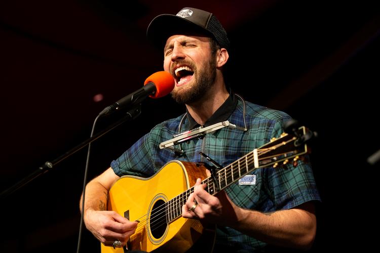 Ruston Kelly fortalte under sin koncert på Tønder Festival, han var lige ved at dø af en overdosis for nogle år siden, men nu er clean. 
  
   Foto: Finn Frandsen/POLFOTO
