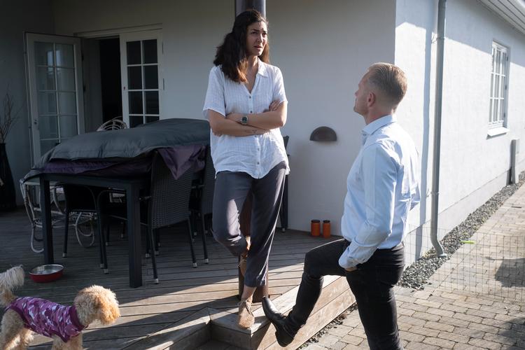 38-årige Amira Helene Larsen har sin egen distributionsvirksomhed, og Kim Vestergaard på 45 år arbejder til daglig som chef for et sekretariat i Ledernes Hovedorganisation. 
For ni år siden blev de forældre tvillinger.   Foto: Mikkel Hørlyck/POLFOTO
