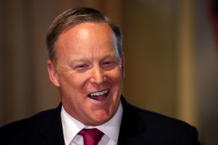 Sean Spicer blev kendt for at lyve, lukke munden på journalister og gå førend planlagt til pressemøderne i forsøget på at repræsenterer USAs præsident Donald Trump. Foto: Mike Segar/Ritzau Scanpix