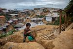 Sydøst for Cox's Bazar i Bangladesh er et bakket landskab med leret jord omdannet til verdens største flygtningelejr, med cirka 1 million flygtninge. Over halvdelen er børn. Sufira Begum på 5 år er i gang med at hakke en drænrende.  Foto: Jacob Ehrbahn/POLFOTO