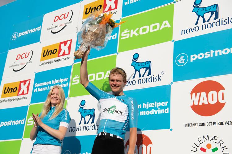 Niklas Larsen i den blå førertrøje jagtes ihærdigt af tre landsmænd i kampen om den endelige sejr i PostNord Danmark Rundt.
 Foto: Thomas Sjørup/Ritzau Scanpix
