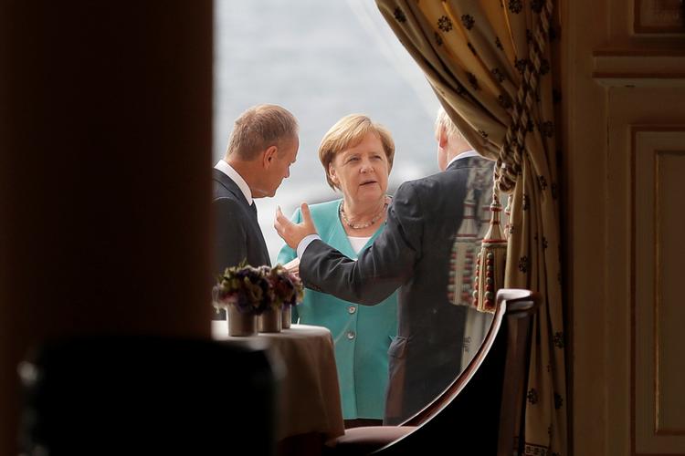 Angela Merkel, Boris Johnson og EU-formand Donald Tusk drøfter mødestrategi og Brexit under G7-mødet i Biarritz.
    Markus Schreiber/Pool via REUTERS
   Foto: Pool/Ritzau Scanpix