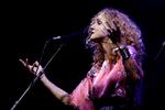 Patty Griffin har vundet en grammy for sine gospelsange, men hendes koncert på Tønder  Festival var langtfra frelst. Der var derimod sange nok  til de morbide, de samfundskritiske og drømmerne. Foto: Finn Frandsen/POLFOTO