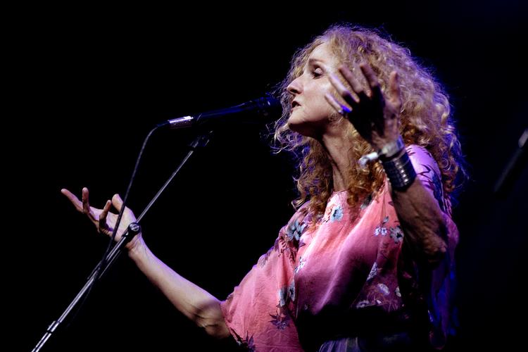 Patty Griffin har vundet en grammy for sine gospelsange, men hendes koncert på Tønder  Festival var langtfra frelst. Der var derimod sange nok  til de morbide, de samfundskritiske og drømmerne. Foto: Finn Frandsen/POLFOTO
