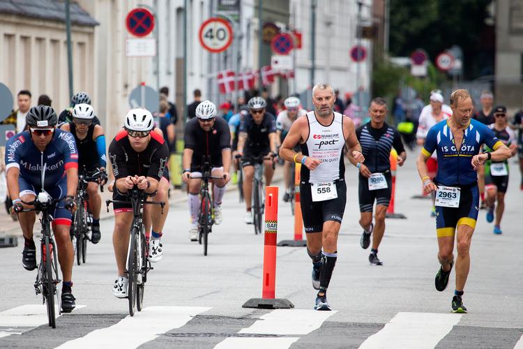 Sportsdrikke eller energigel kan give et ekstra skud energi til en ironman. Foto: Finn Frandsen/POLFOTO