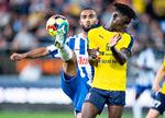 OB'eren Issam Jebali (tv.) og Emmanuel Sabbi i duel i fredagens kamp i Hobro.   Foto: Henning Bagger/Ritzau Scanpix