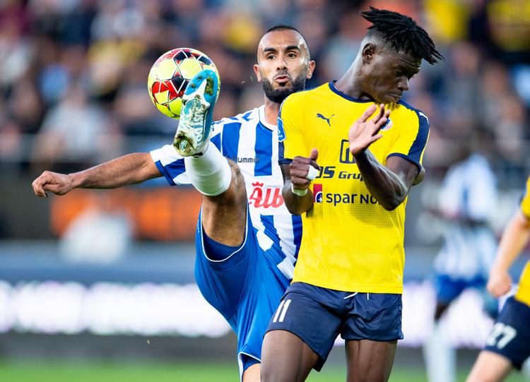 OB'eren Issam Jebali (tv.) og Emmanuel Sabbi i duel i fredagens kamp i Hobro.   Foto: Henning Bagger/Ritzau Scanpix