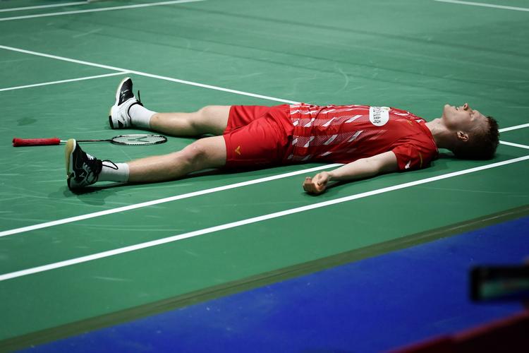 Det blev en gevaldig øretæve i finalen til en træt Anders Antonsen, der som 22-årig var alle tiders yngste danske VM-finalist. Foto: Fabrice Coffrini/Ritzau Scanpix