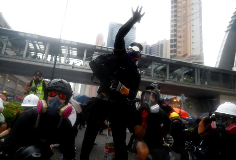 En fredelig demonstration endte voldsomt med tåregas, gummikugler og vandkanoner mellem en aggressiv udbrydergruppe og politiet i Hongkong.    Foto: Thomas Peter/Ritzau Scanpix