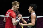 Kento Momota (th.) var et par klasser bedre end danske Anders Antonsen i VM-finalen.  Foto: Fabrice Coffrini/Ritzau Scanpix