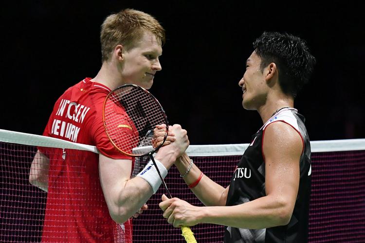 Kento Momota (th.) var et par klasser bedre end danske Anders Antonsen i VM-finalen.  Foto: Fabrice Coffrini/Ritzau Scanpix
