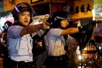
    Politiet i Hongkong har for første gang anvendt vandkanoner under sammenstød med demonstranter søndag.
Flere betjente trak deres våben, og mindst én betjent har affyret skud, oplyser en politikommissær på et pressemøde. REUTERS/Tyrone Siu TPX IMAGES OF THE DAY
   Foto: Tyrone Siu/Ritzau Scanpix