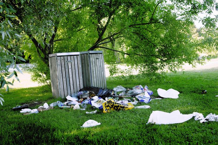 Mette Frederiksen (S) sætter kampen ind mod plastikposer, så de ikke ender i naturen. 

   Foto: Casper Dalhoff/POLFOTO
