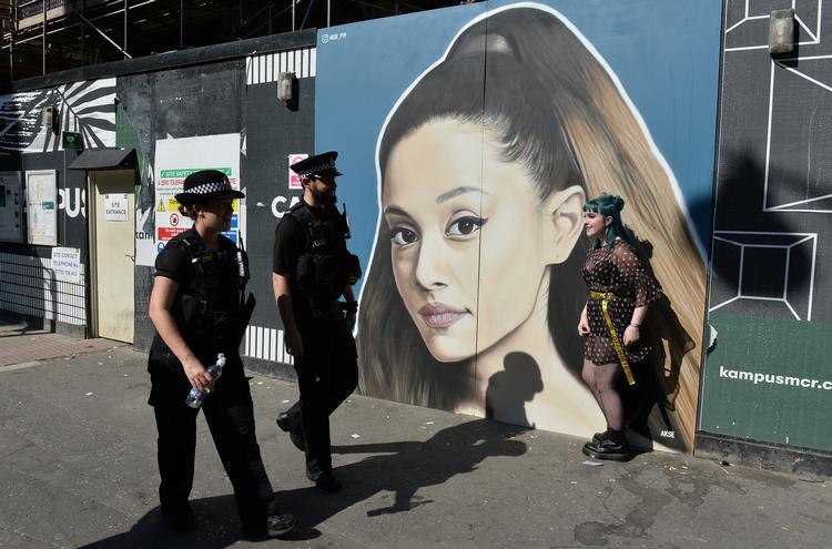 22 blev dræbt, og flere hundrede blev såret under et bombeangreb til en Ariana Grande-koncert i 2017. Søndag aften gav Grande sin første koncert i Manchester siden angrebet.  Foto: Peter Powell/Ritzau Scanpix