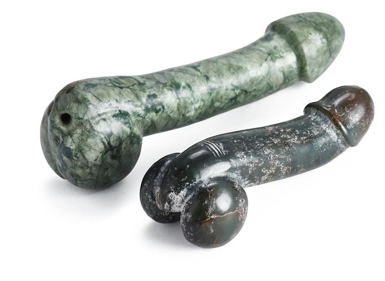 Også prinsens kinesiske jade-fallosser er til salg og er på Bruun Rasmussens hjemmeside generelt budt en del over vurderingen. De to figurer er skabt i et vel realistisk størrelsesforhold på henholdsvis 16 og 22 cm.  Foto: Bruun Rasmussen Kunstauktioner