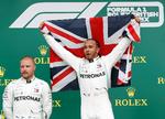 Valtteri Bottas (tv.) har i snart tre sæsoner stået i skyggen af verdensmester Lewis Hamilton. Næste år får finnen endnu en chance for at udfordre sin holdkammerat.
   Foto: Matthew Childs/Ritzau Scanpix