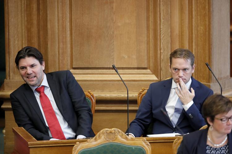 »Jeg bakker op om den, som baglandet vælger«, siger Mads Fuglede (t.v.) om et eventuelt formandsopgør i Venstre. Foto: Jens Dresling/POLFOTO