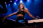 Miley Cyrus er blevet fyret fra en animationsfilm på grund af et billede med en penis-kage. På billedet: Sangerinden giver koncert på festivalen Tinderbox, som foregår i Tusindaarsskoven i Odense. Arkivfoto Jens Hartmann Schmidt