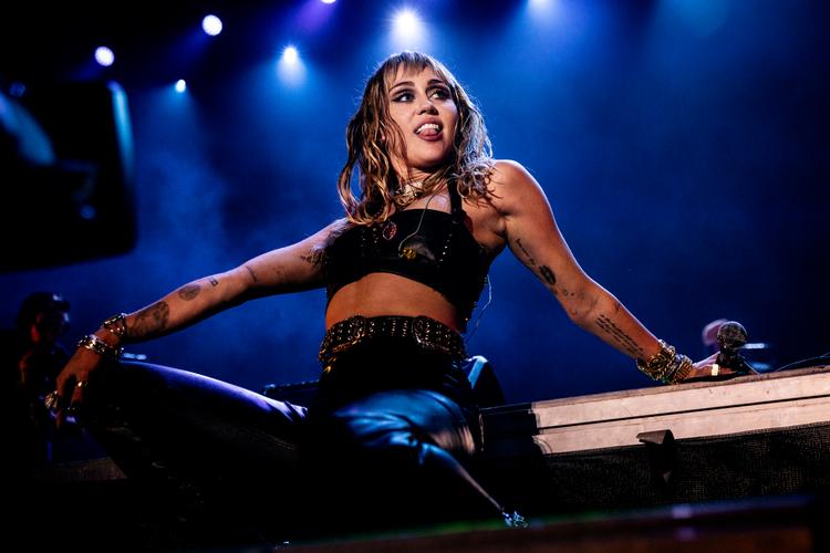Miley Cyrus er blevet fyret fra en animationsfilm på grund af et billede med en penis-kage. På billedet: Sangerinden giver koncert på festivalen Tinderbox, som foregår i Tusindaarsskoven i Odense. Arkivfoto Jens Hartmann Schmidt