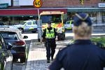Området, hvor skudepisoden fandt sted kort før klokken 10, er afspærret, og politiopbuddet er massivt.  Foto: 50090 Johan Nilsson/tt/Ritzau Scanpix