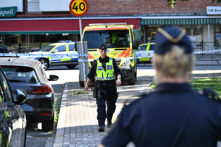 Området, hvor skudepisoden fandt sted kort før klokken 10, er afspærret, og politiopbuddet er massivt.  Foto: 50090 Johan Nilsson/tt/Ritzau Scanpix