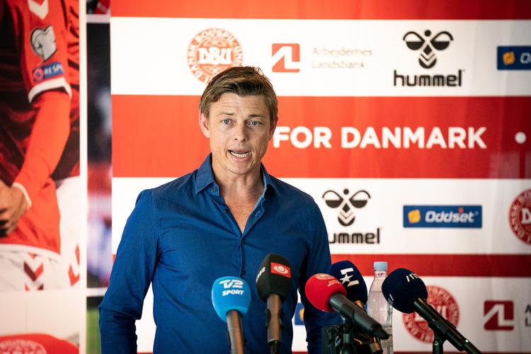 Assisterende landstræner Jon Dahl Tomasson var manden i centrum, da truppen til de kommende EM-kvalifikationskampe blev offentliggjort. Landstræner Åge Hareide er nemlig sygemeldt efter en operation i knæet.
   Foto: Niels Christian Vilmann/Ritzau Scanpix