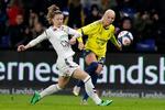 19-årige Sofie Svava (th.) er et eksempel på, at danske spillere i en yngre alder forlader den hjemlige liga.
   Foto: Jens Dresling/POLFOTO