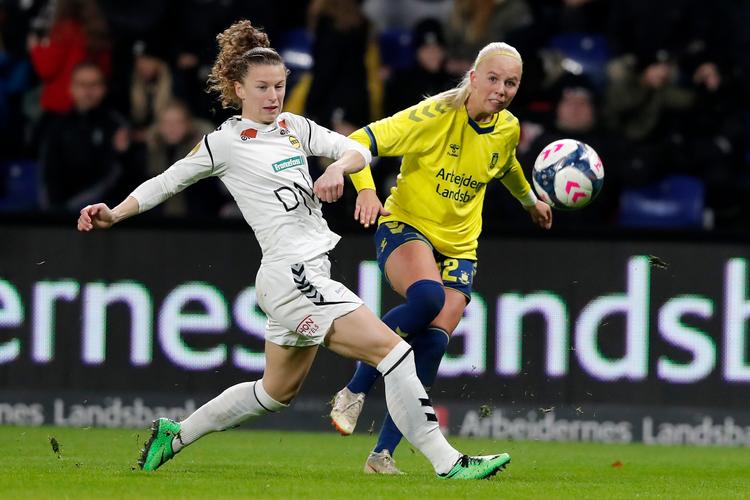 19-årige Sofie Svava (th.) er et eksempel på, at danske spillere i en yngre alder forlader den hjemlige liga.
   Foto: Jens Dresling/POLFOTO