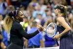 Maria Sharapova og Serena Williams' kamp var udråbt som den mest spændende på US Opens første dag. Men Serena Williams fejede Sharapova ud af banen.  Foto: Kena Betancur/Ritzau Scanpix
