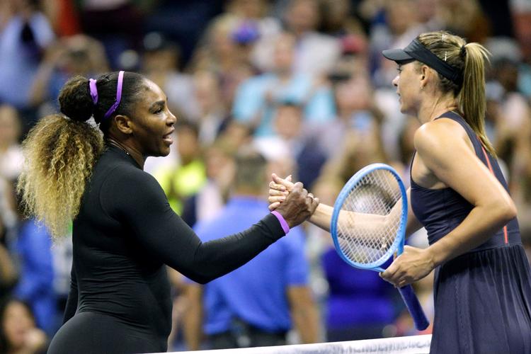 Maria Sharapova og Serena Williams' kamp var udråbt som den mest spændende på US Opens første dag. Men Serena Williams fejede Sharapova ud af banen.  Foto: Kena Betancur/Ritzau Scanpix