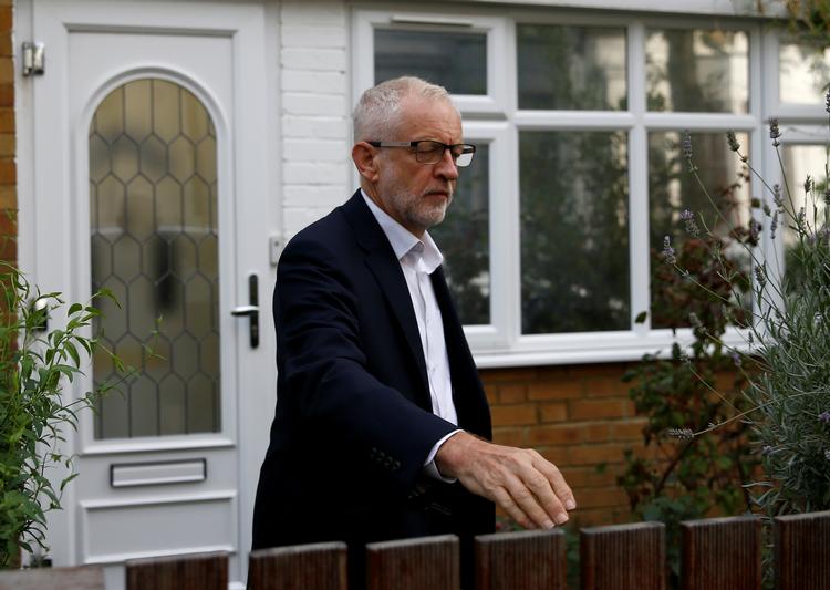 Storbritanniens oppositionsleder, Jeremy Corbyn, forlader sit hjem i London. Corbyn vil samle parlamentsmedlemmer fra flere partier med henblik på at forhindre et hårdt Brexit 31. oktober.  Foto: Henry Nicholls/Ritzau Scanpix