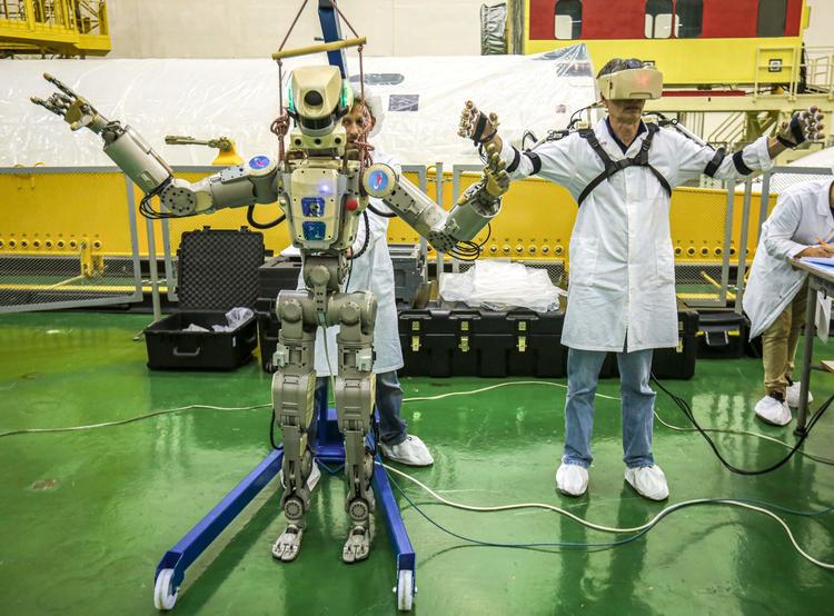 Den 180 centimeter høje og 160 kilo tunge robot er døbt Fedor. Den efterligner menneskelige bevægelser, hvilket giver den mulighed for at hjælpe besætningen om bord på ISS, som den nu er ankommet til.   Foto: -/Ritzau Scanpix