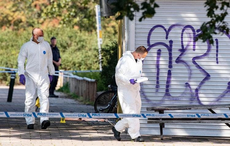 MORD. Politiets kriminalteknikere i gang med at undersøge gerningsstedet efter mordet på 31-årig kvinde i Malmø. Foto: Johan Nilsson/TT/Ritzau Scanpix
   Foto: 50090 Johan Nilsson/tt/Ritzau Scanpix